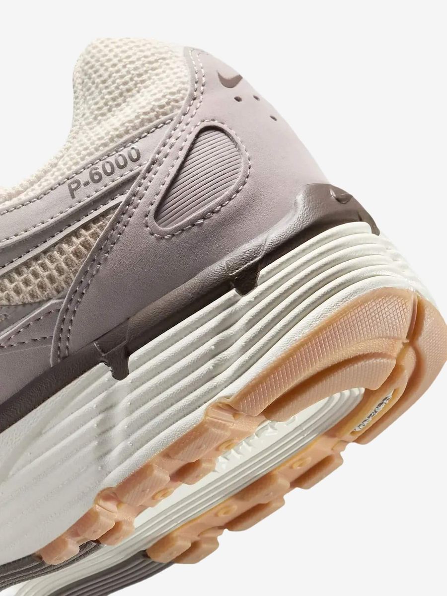 NIKE — Кроссовки P6000 SE College Grey/Cave Stone/Brown