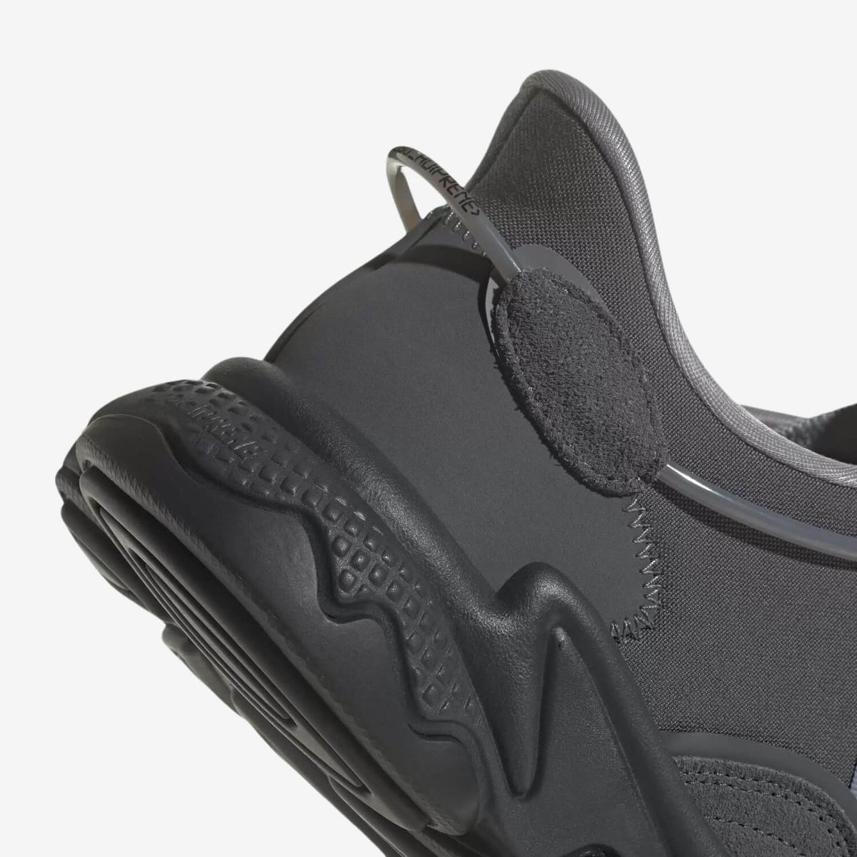ADIDAS ORIGINALS — Ozweego Core Black/Grey