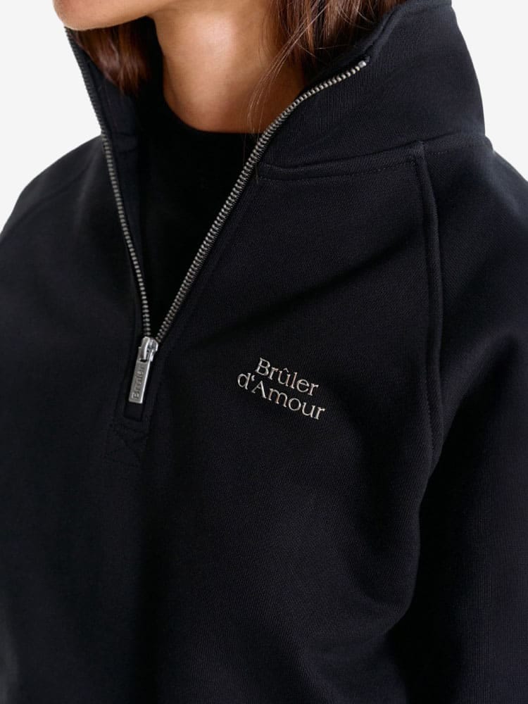 BRÛLER D’AMOUR — Свитшот Half-Zip Logo de Base 01 Black