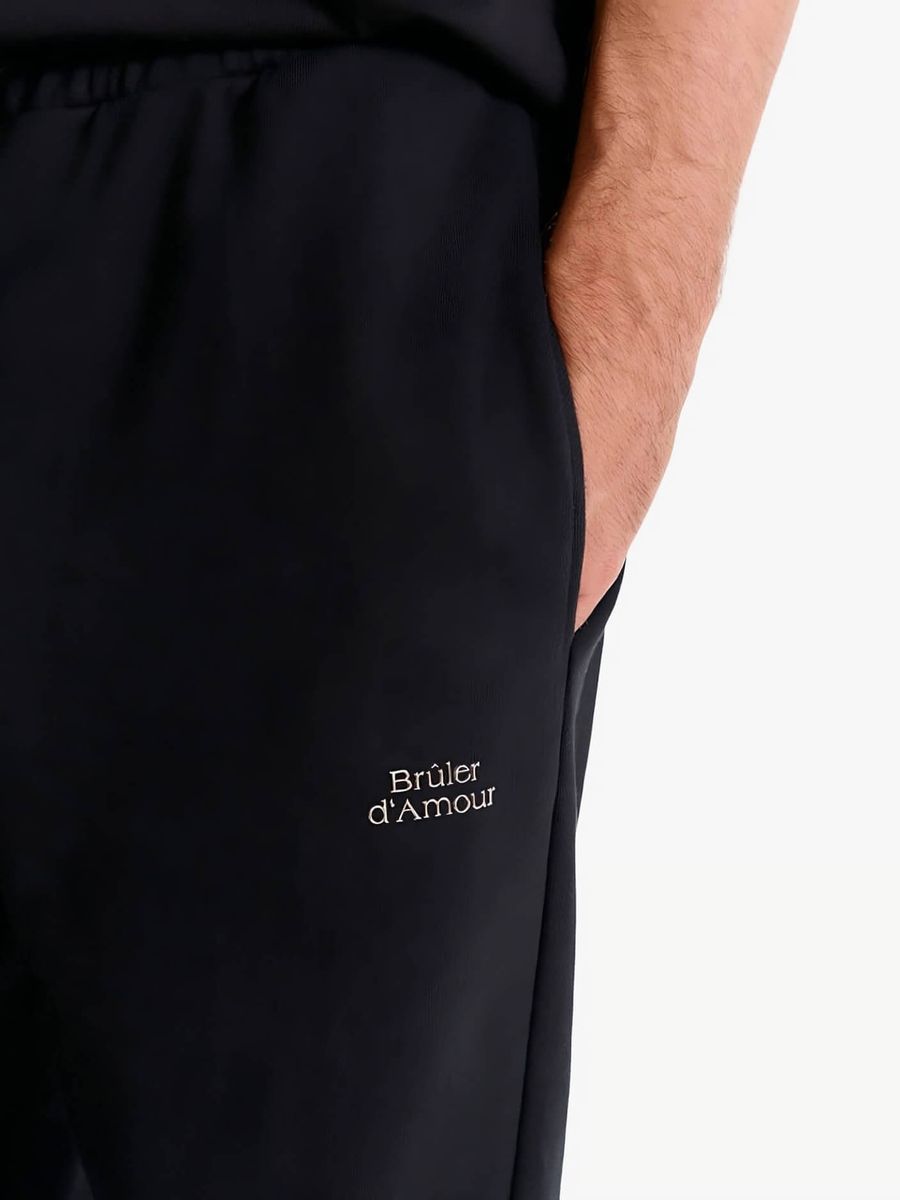 BRÛLER D’AMOUR — Штаны Logo de Base 01 Black