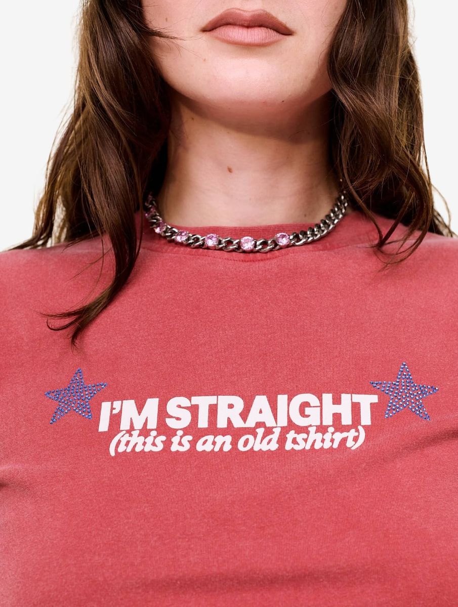CARNE BOLLENTE — Футболка Straight Up Gay Red