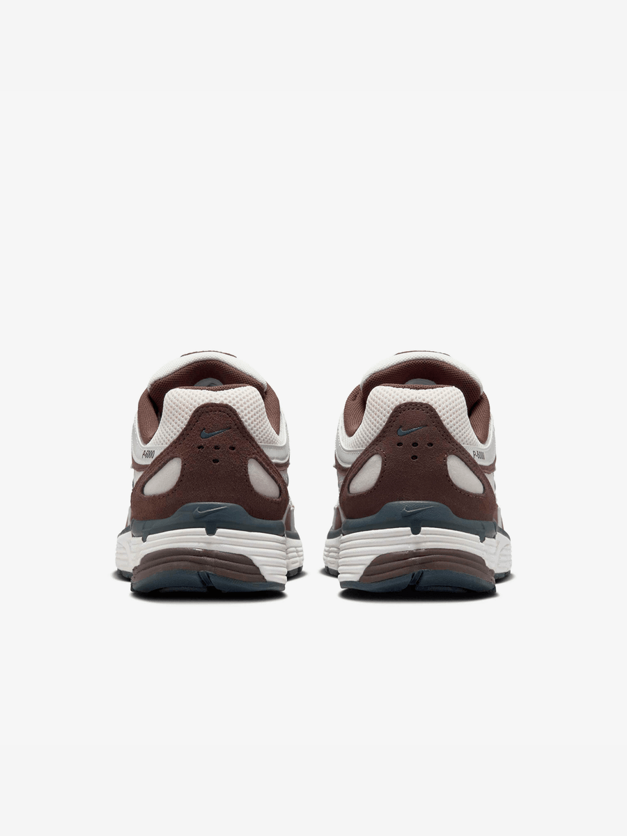 NIKE — Кроссовки P6000 Baroque Brown/Metallic Summit White