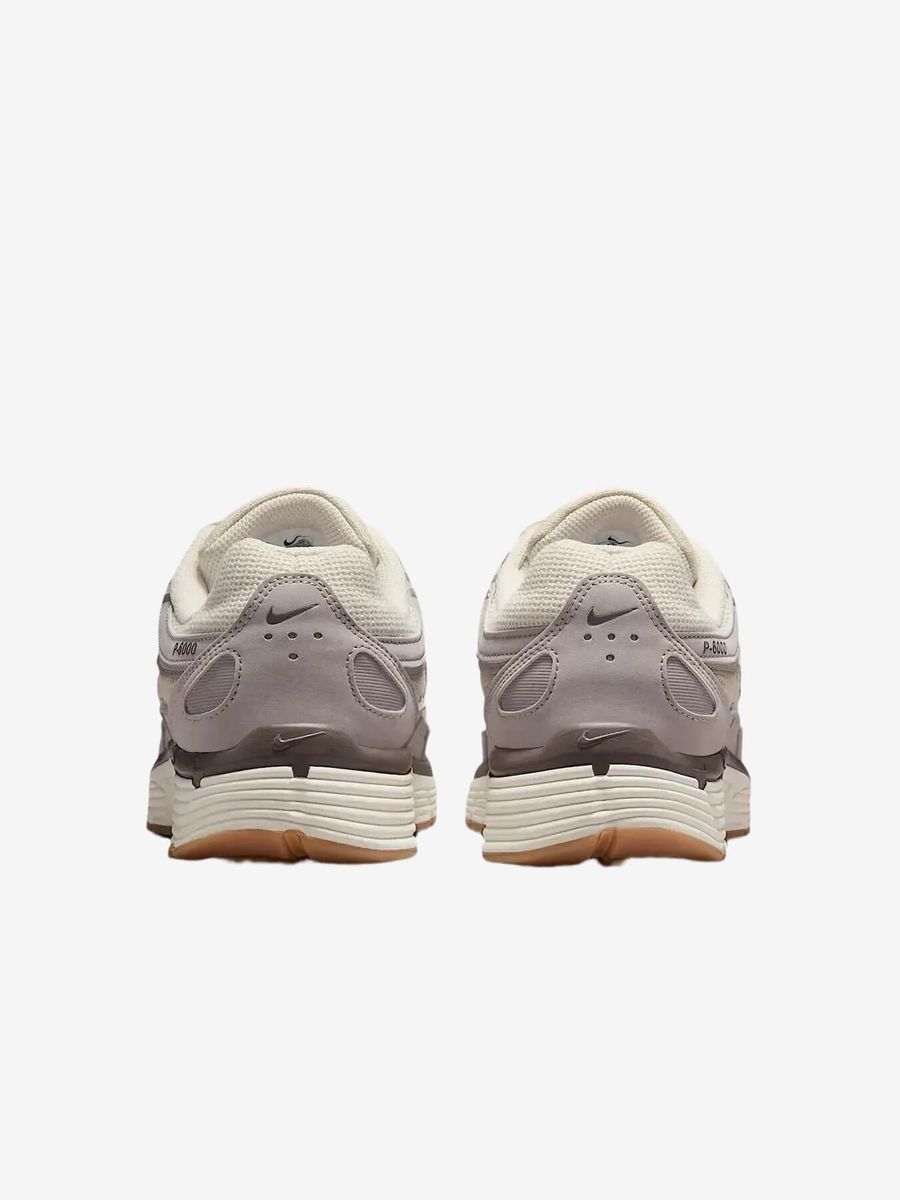 NIKE — Кроссовки P6000 SE College Grey/Cave Stone/Brown