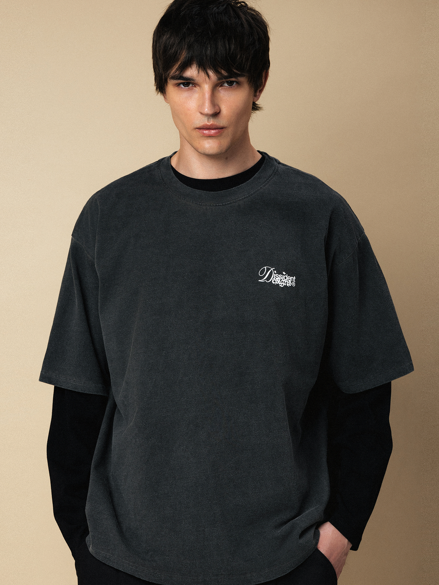 DISSIDENT — Футболка Orientierung Dyed Tee in Asphalt
