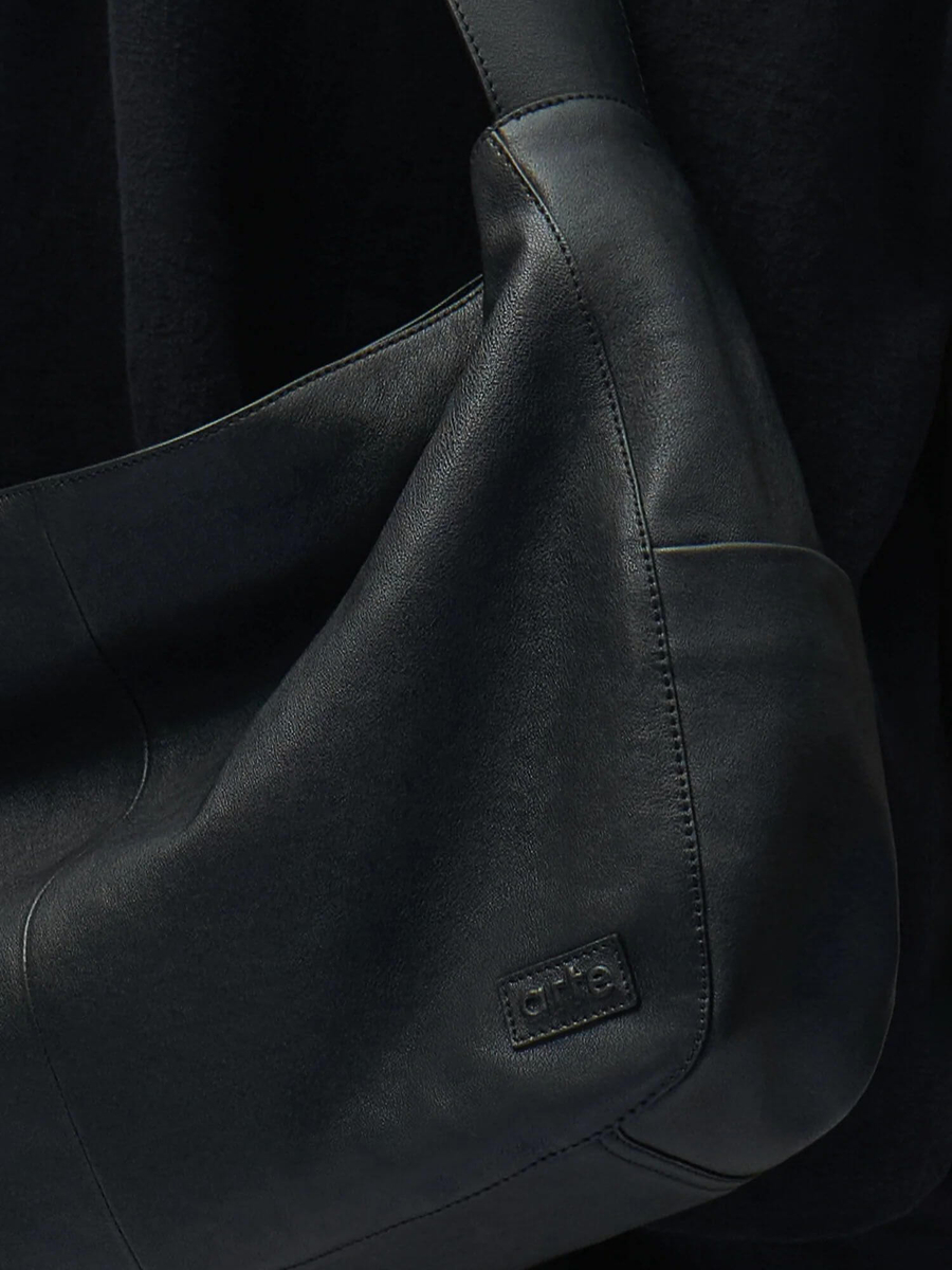 ARTE ANTWERP — Сумка Oversize Leather Bag Black