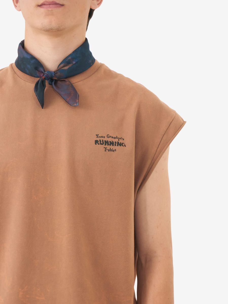 CALLED A GARMENT — Майка Grandpa's Running Выстиранный коричневый