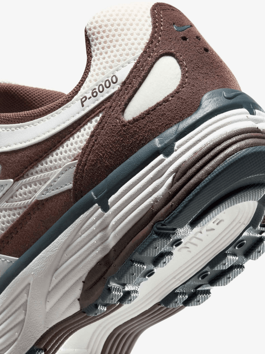 NIKE — Кроссовки P6000 Baroque Brown/Metallic Summit White