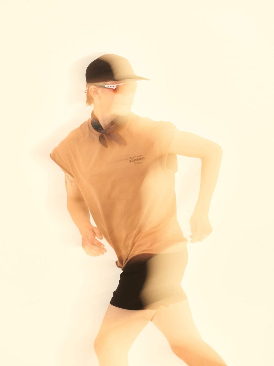 CALLED A GARMENT — Майка Grandpa's Running Выстиранный коричневый
