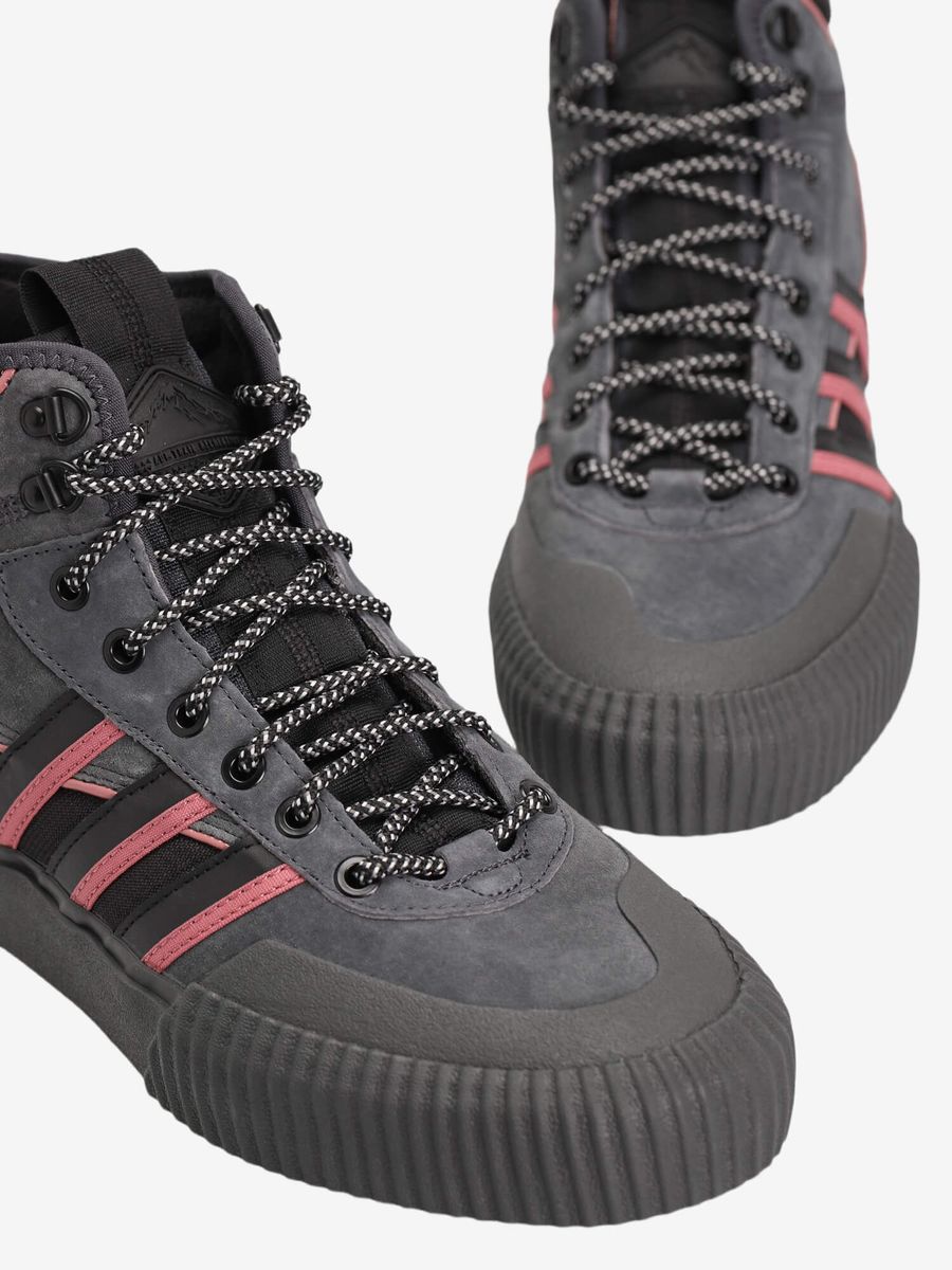 ADIDAS ORIGINALS — Akando ATR Boots Core Black/Red/Carbon