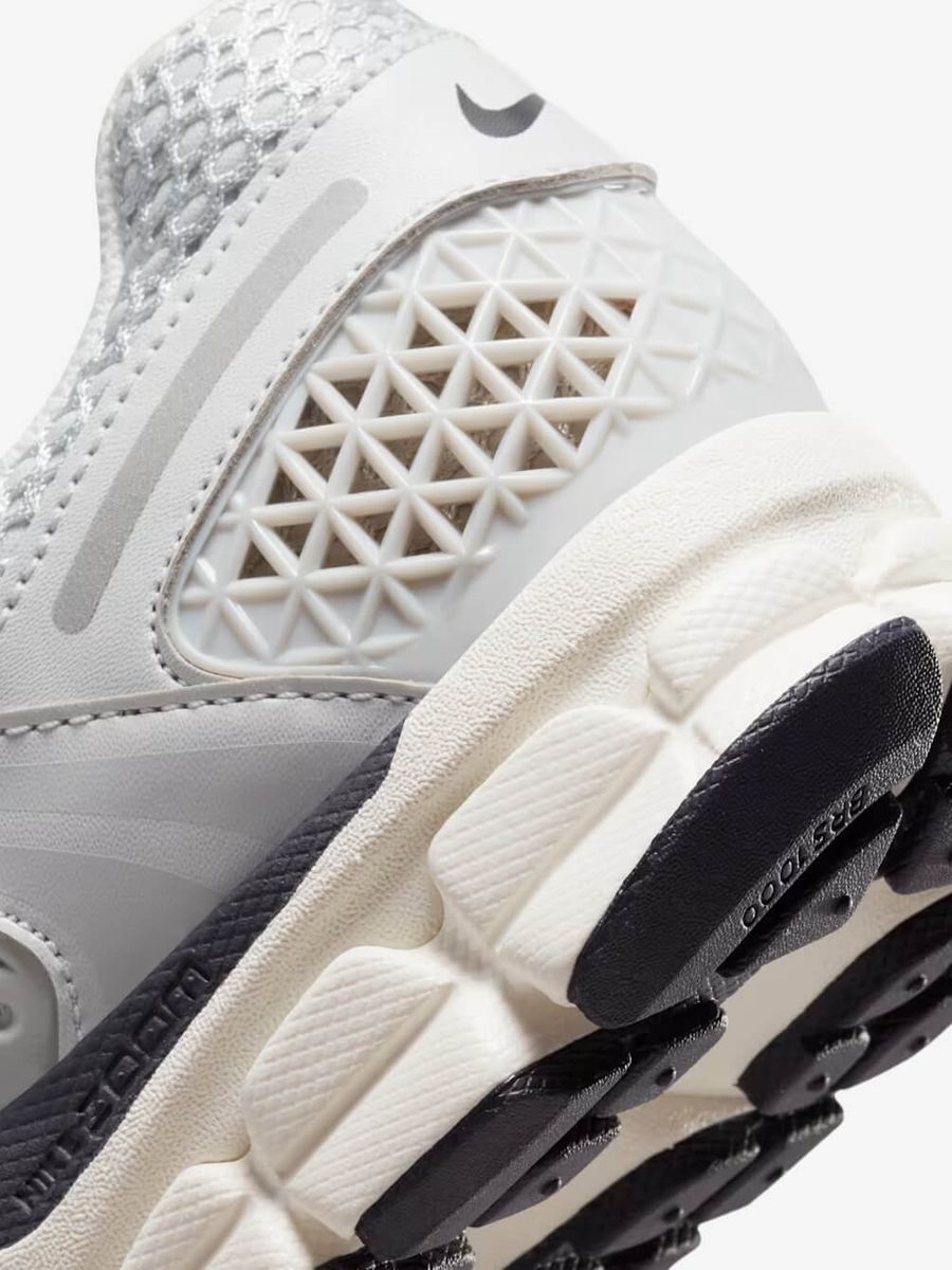 NIKE — Кроссовки W Zoom Vomero 5 Photon Dust/Sail Chrome