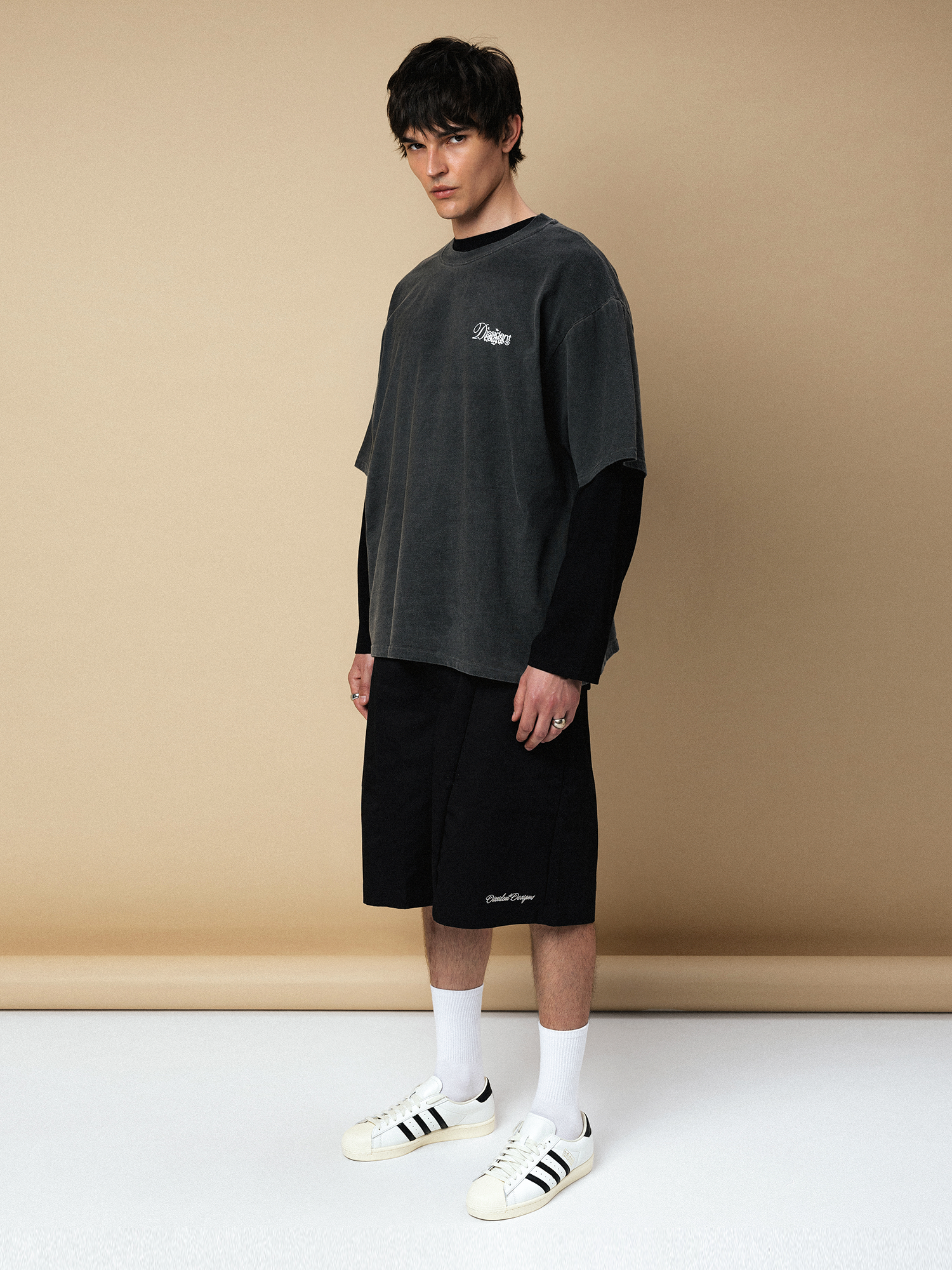 DISSIDENT — Футболка Orientierung Dyed Tee in Asphalt